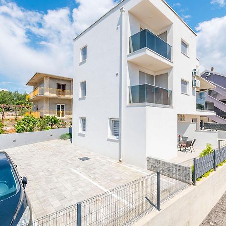 Apartments Tonka Примоштен Экстерьер фото